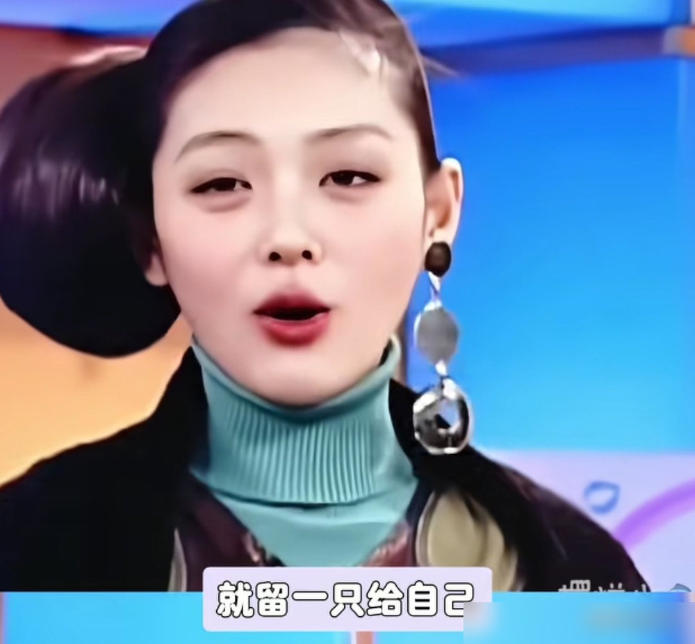 大S脚趾头戴戒指，头发丝里编碎钻，二十年前就敢这么玩。​