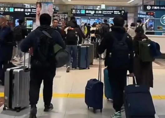 家底再厚、事业再风光，少了家国情怀终是隐患。赴日旅游的亲身经历警示所有人：轻重缓