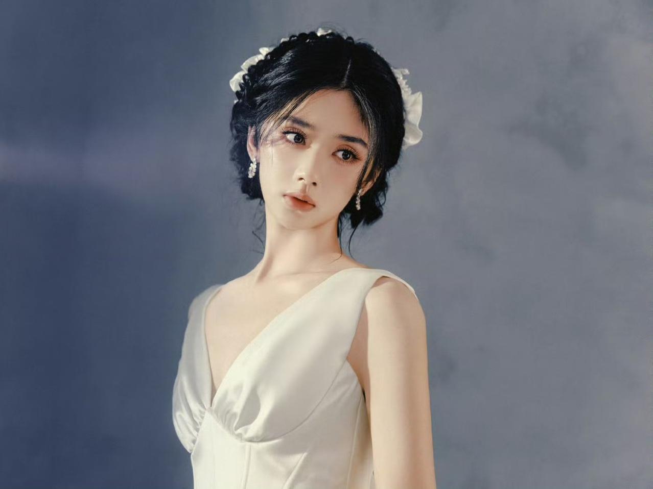 王影璐的白裙杀，这是什么清冷系天花板！谁能拒绝王影璐这组纯白写真啊！缎面长裙