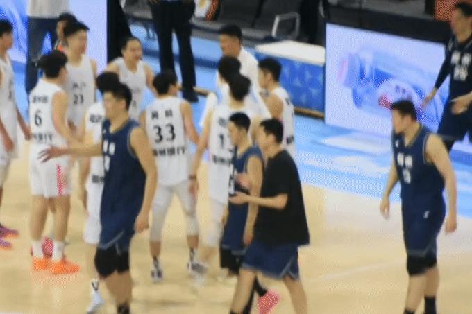 刚刷到这一幕，浙江男篮队员赛后集体向杜锋指导鞠躬，都是懂得感恩的年轻人呐，没记错