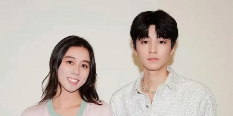 2025年10月22日，赌王千金何超欣在个人社交平台分享了一张与王俊凯的合照，照