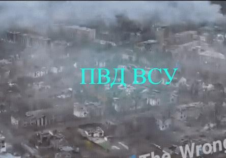 使劲炸？俄军四枚重型航弹空袭乌军据点大楼，在罗金西克的方向。俄军无人机发现了