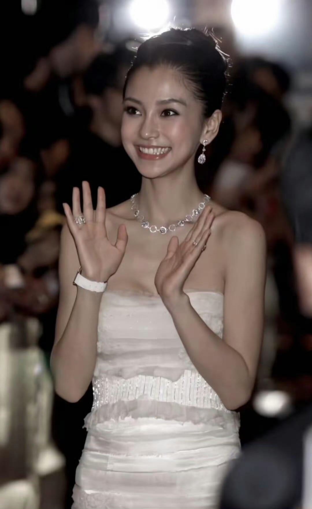 第一次走红毯的angelababy绿色亮片礼服勾勒青春线条，松散挽起的长发藏着少