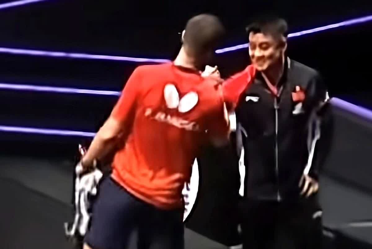 王皓握手那一下，笑得像把弗朗西斯卡当自家兄弟，镜头里连眼角褶子都挤出来，这待遇平