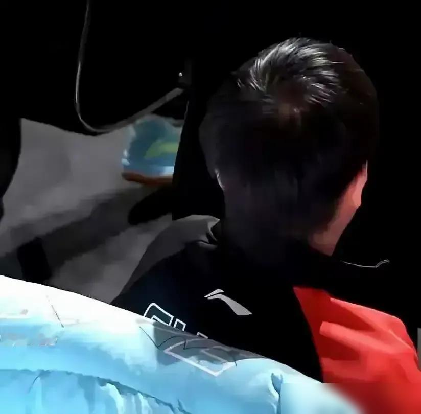 头哥和莎莎被传冷战俩月，粉丝都快写离婚协议了，结果月底一段偷拍花絮甩出来，俩人片