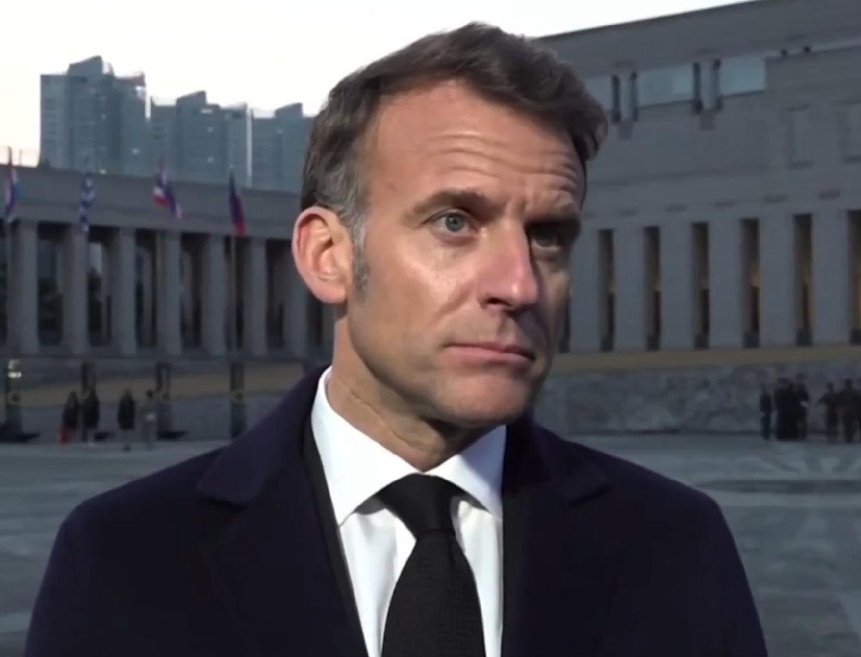 马克龙这次没给特朗普留面子。4月2日，正在韩国访问的法国总统公开回应了特朗普