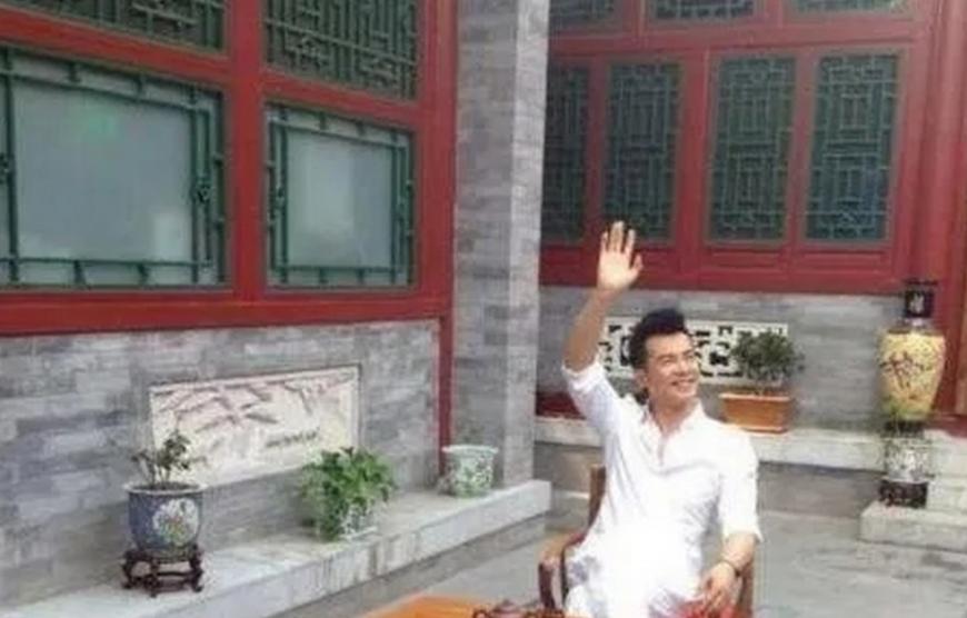 2004年，于波用260万买下雍和宫旁边的两座四合院，几年后，朋友对他说：“我出