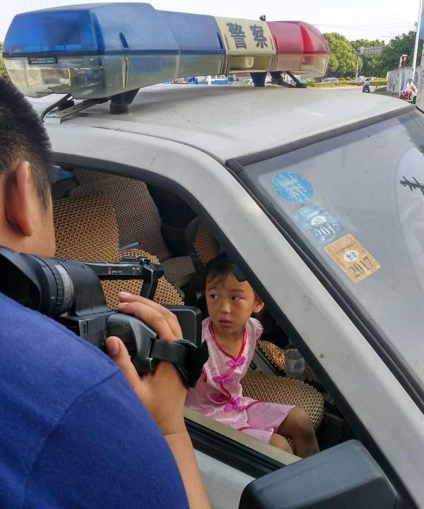 大清早起来，孙女就问爷爷：“爷爷，我问您个事儿。”爷爷问：“什么事？”孙女说：“
