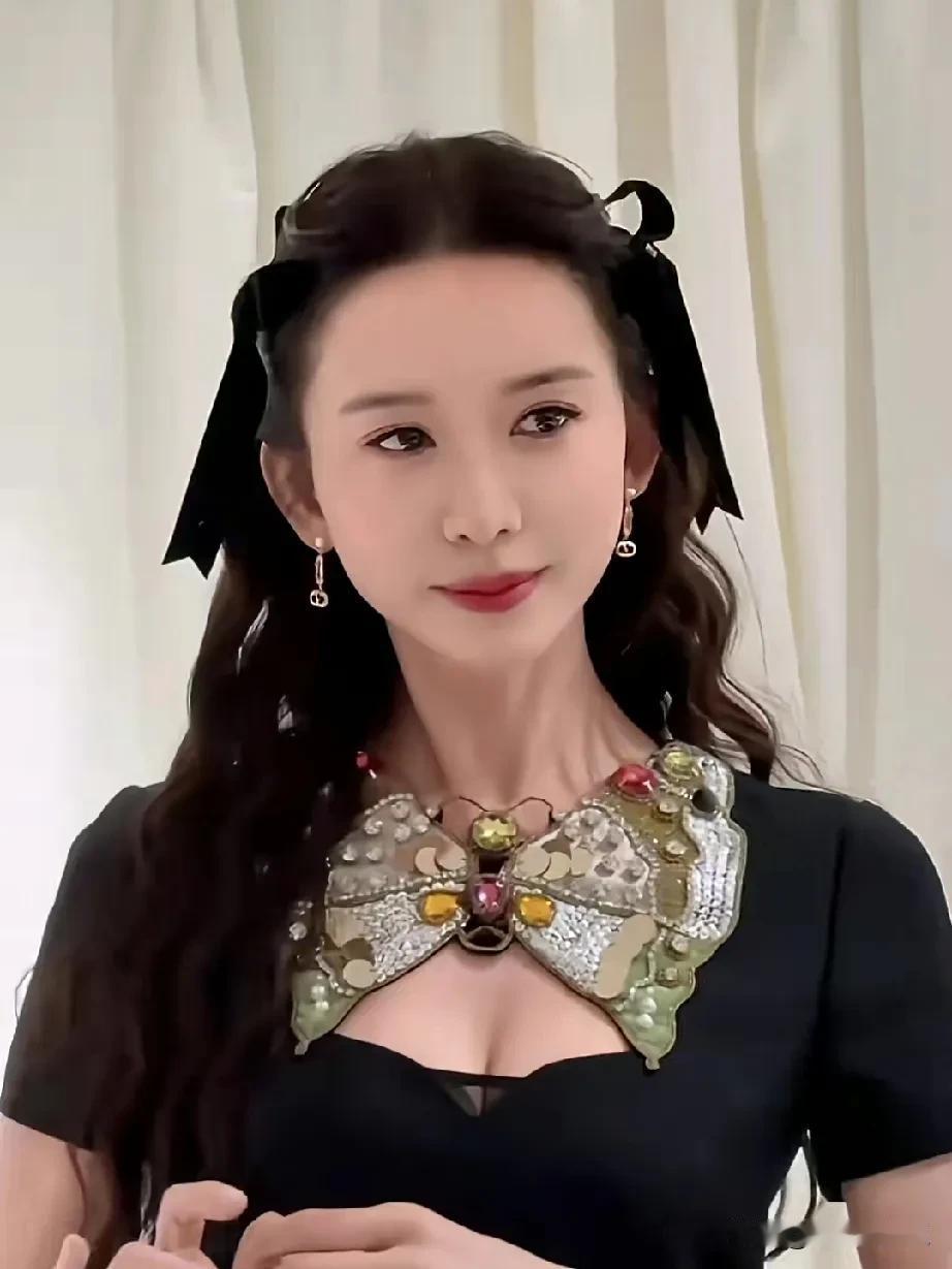 今天晚上又得很很多男人睡不着了51岁林志玲突然出现在上海，低胸黑短裙打扮，完