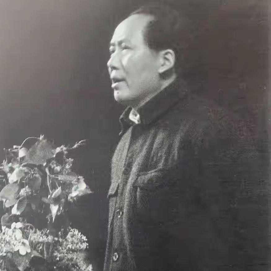 1949年秋天，新疆差一点就从中国版图上被活生生扯下来。美国人躲在暗地里搞各