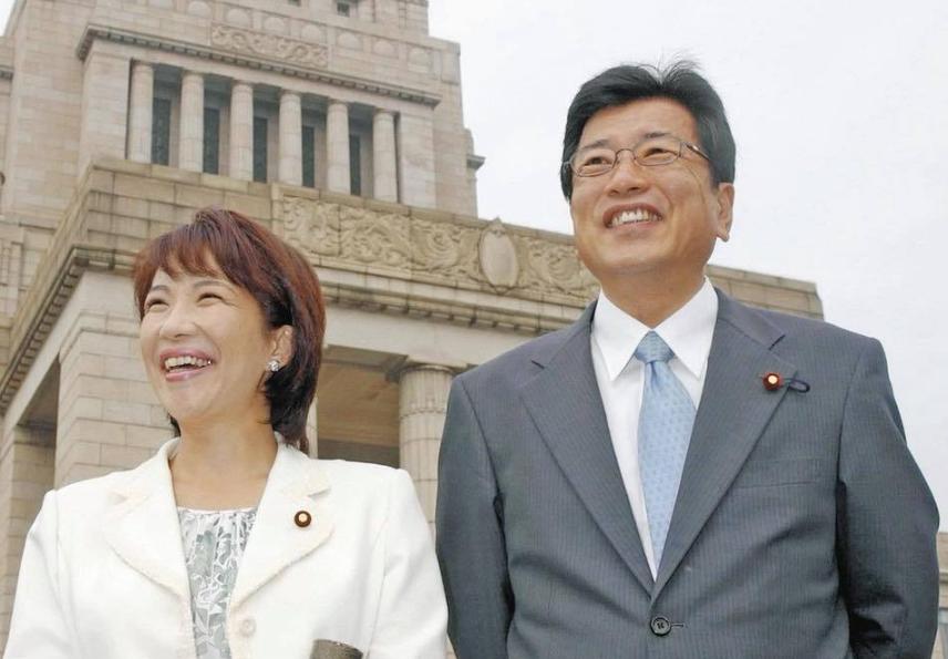 高市早苗偏爱这组数字，她身后的车牌号是3777，这难道是在纪念她和丈夫的爱情？