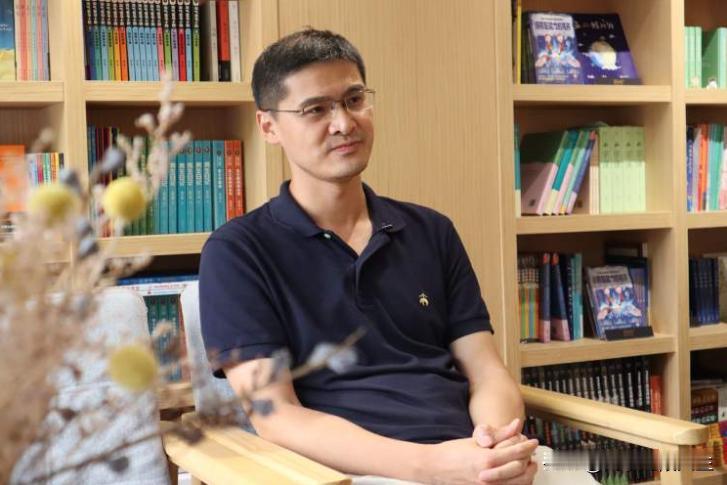 罗翔老师曾说：​"世上没有任何机会和财富，是靠谦让、低调、守规矩就能得到的，人