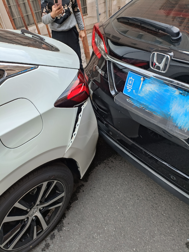 提车才2日就撞了新车落地牌还没有上就在斜坡空档溜车把别人撞了，自己全责。自己车