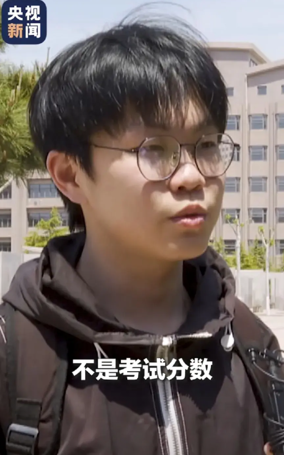姜昭鹏，语文补考结束，走出考场，接受央视采访！口才太好了！这次考试的意义，不是考
