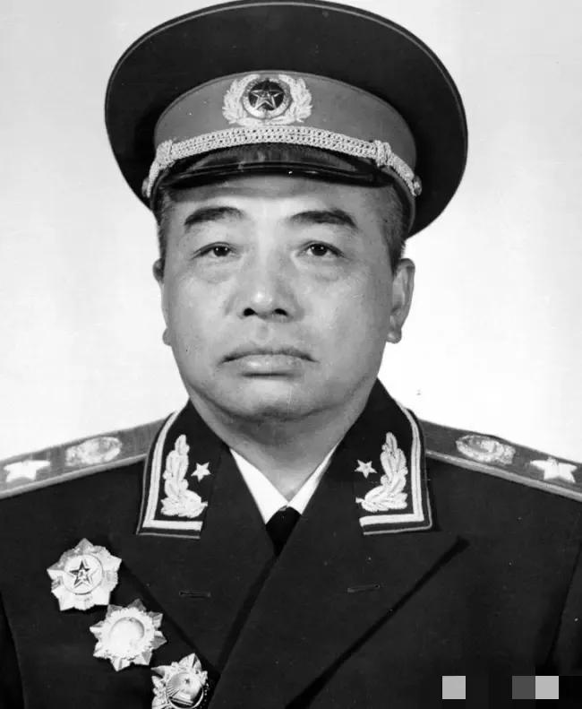 1949年10月1日，新疆同胞游街庆祝时，一个中年男子冲过去打掉彭德怀的画像，群