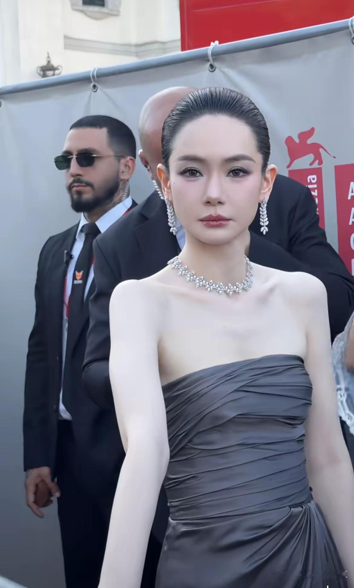 戚薇这是断崖式变美！脸居然可以崩了又复原！很多人都注意到戚薇近期的状态，之前法令