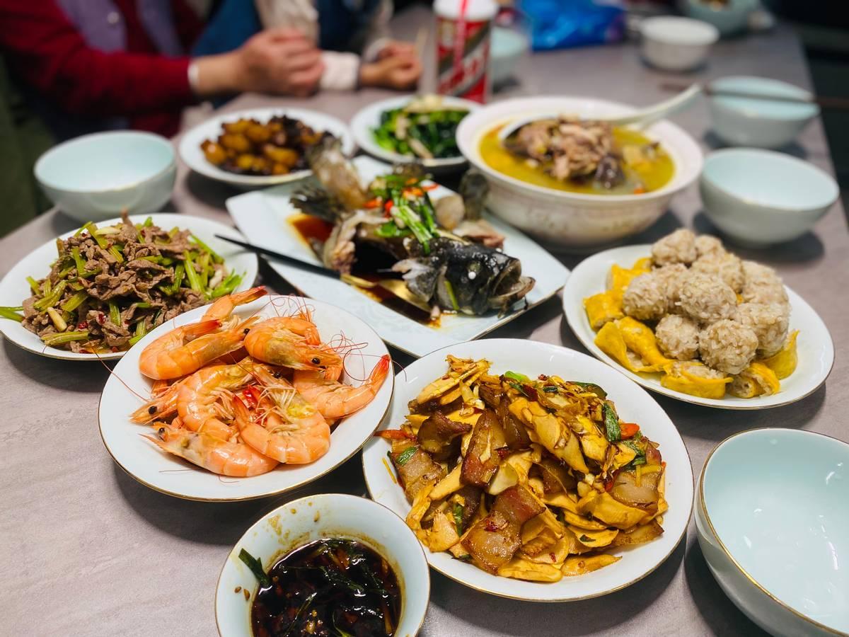 一个湖南人把父母接到广州过年，却连一件新衣服都没给家人买。年夜饭的菜单在脑子里