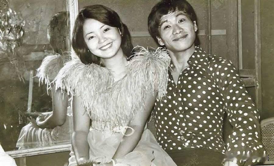 邓丽君和凌峰。年轻时的凌峰也蛮帅。凌峰曾多次在公开场合（包括电视节目）带来这