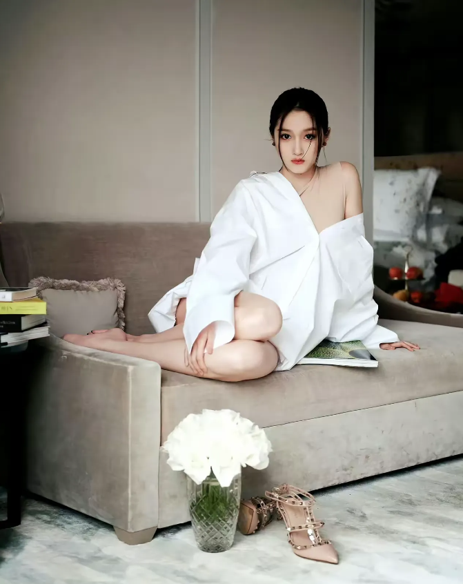 关晓彤，173cm，白色短裙真好看，现在是真的单身了吗？