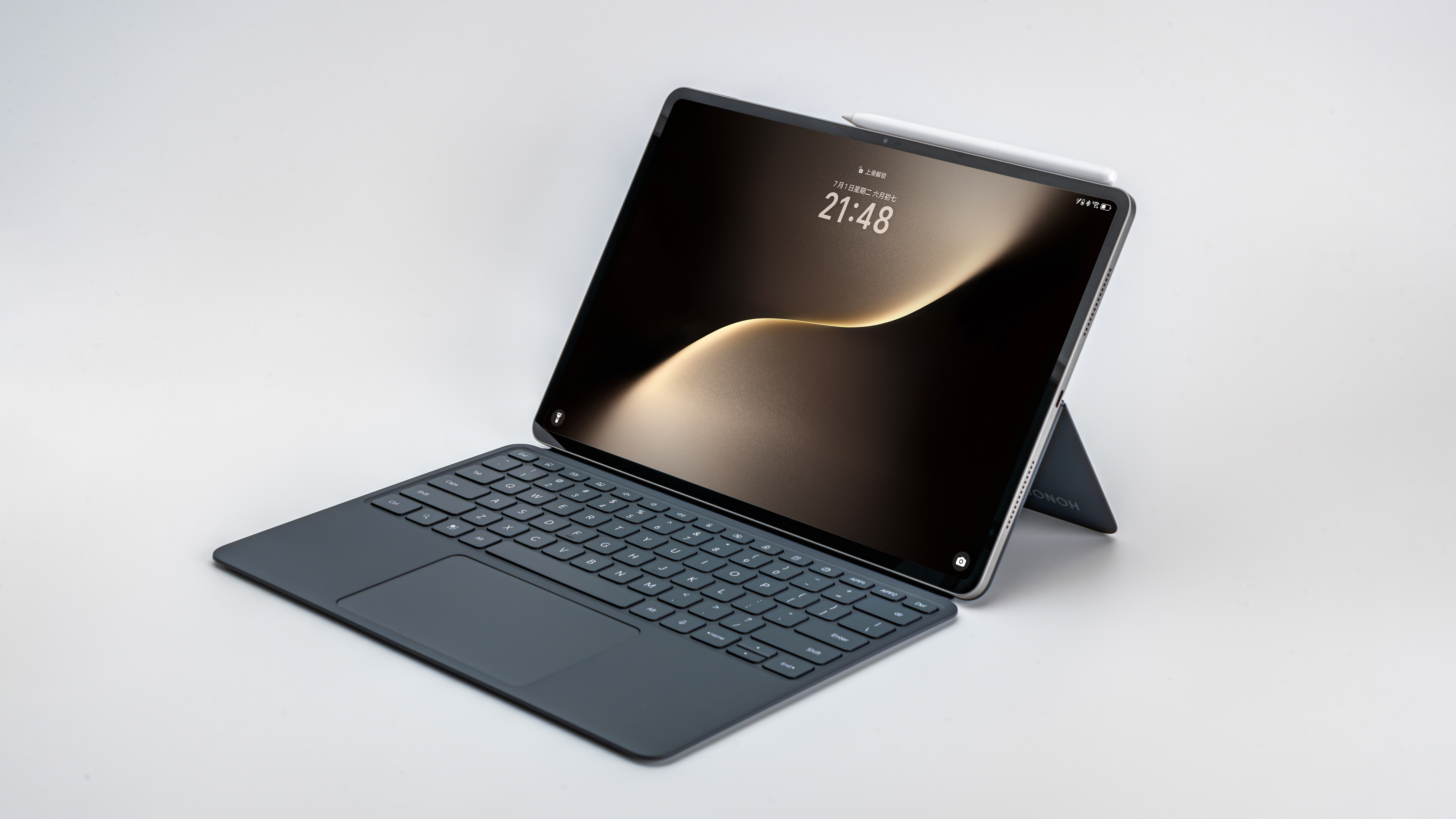这波荣耀新品，最大的关键词就是“轻薄”。荣耀平板MagicPad3，595g重