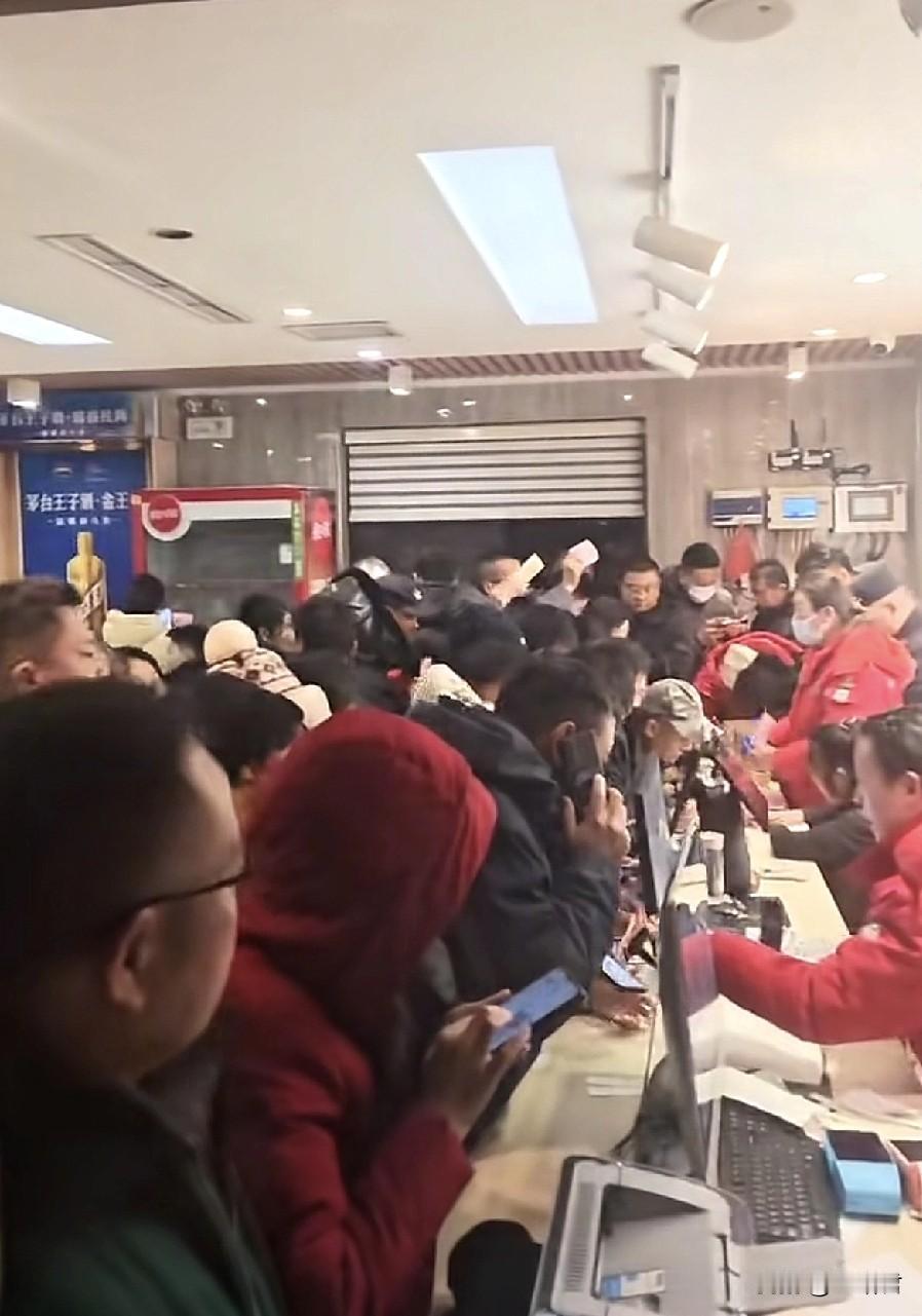 山东济宁一加油站搞充五千送五千，办完跑路了刚刷到这样一个视频，山东济宁邹城一加