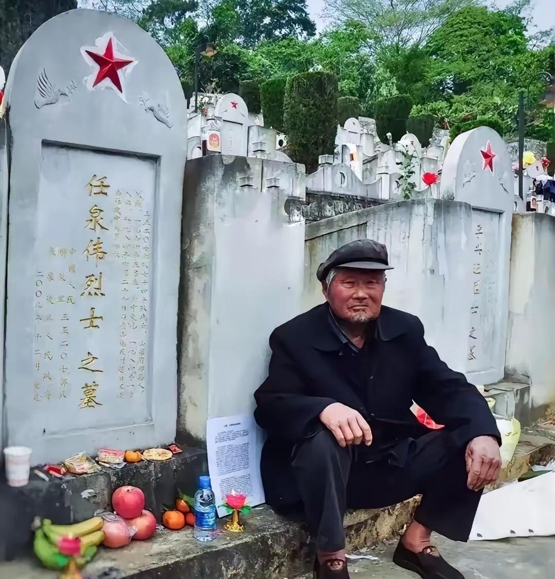 🌛麻栗坡烈士陵园的墓碑前，89岁的任承水颤巍巍抚着碑面，那句“儿呀，爹来晚
