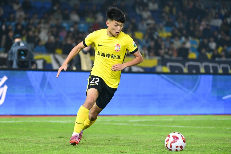 足球报: 杨希大概率离队, 中国香港球员巴拉克将加盟青岛西海岸