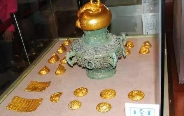 1982年，江苏盱眙一名老农在地里干活时，意外发现一个铜罐内装满了40斤重的黄金