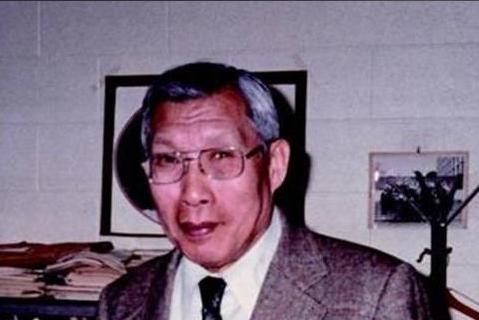 1950年春，北大一位教授悄悄把家里米缸加满了米，装出一副还要回来的样子。留下一