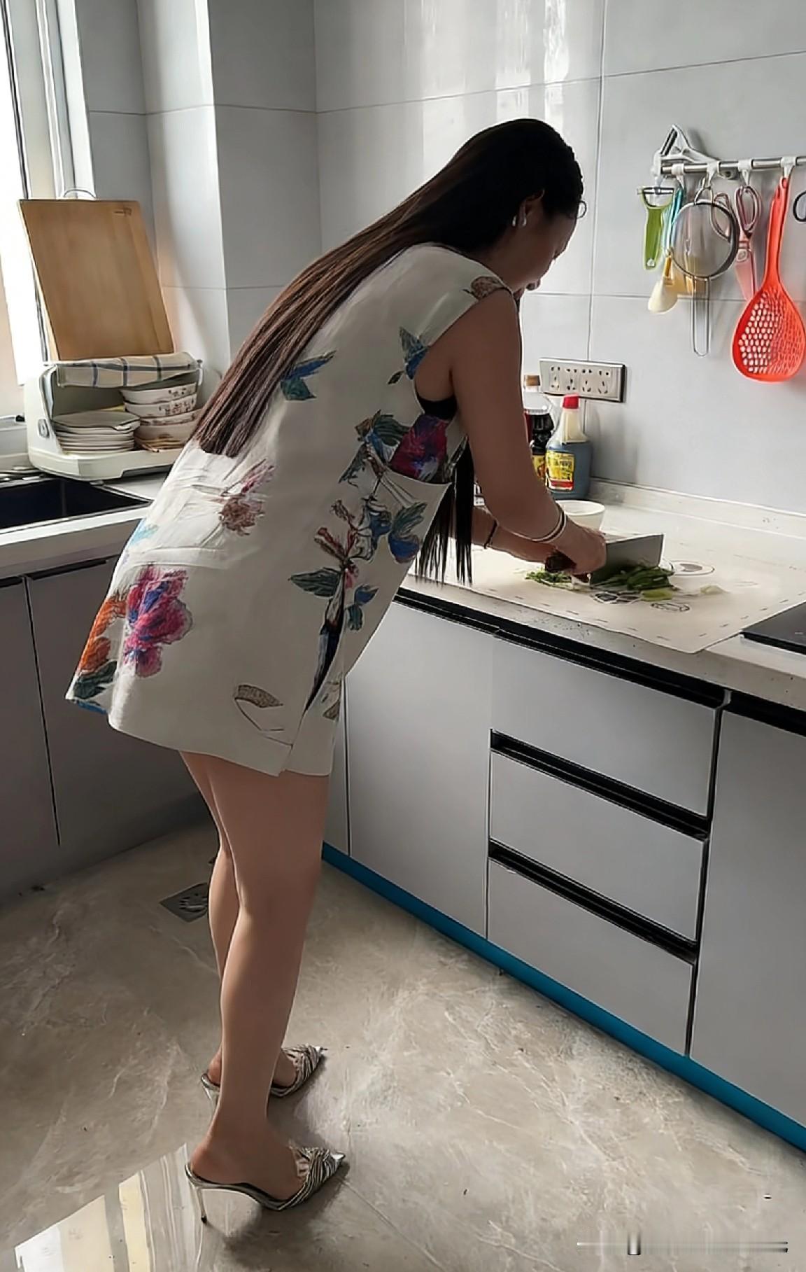 上得厅堂，下得厨房。贤惠女人一位！爱做家务的媳妇厨房女神