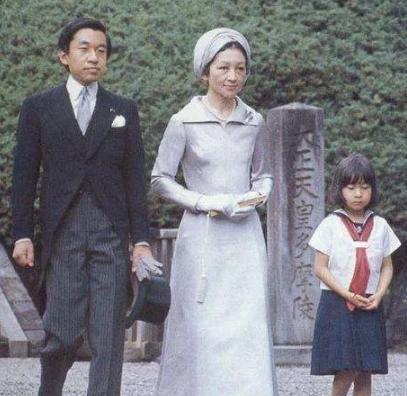 1959年，美智子嫁给日本明仁皇太子后，被婆婆欺负得抑郁流产，割掉一根肋骨，一年
