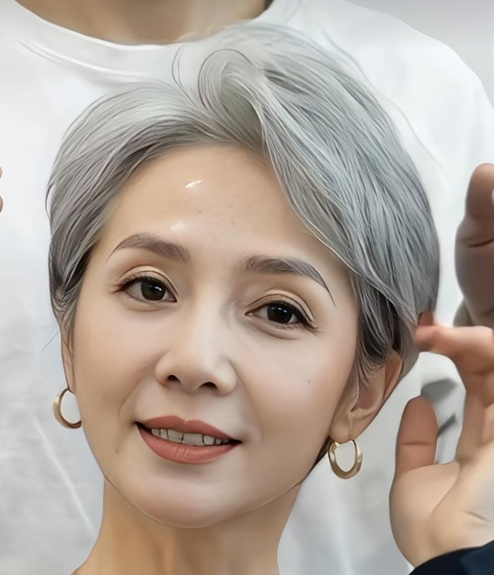 人越老越要美，有了白发更要注重美！随着年龄的增长，脸上的皱纹增多了，白发也越来
