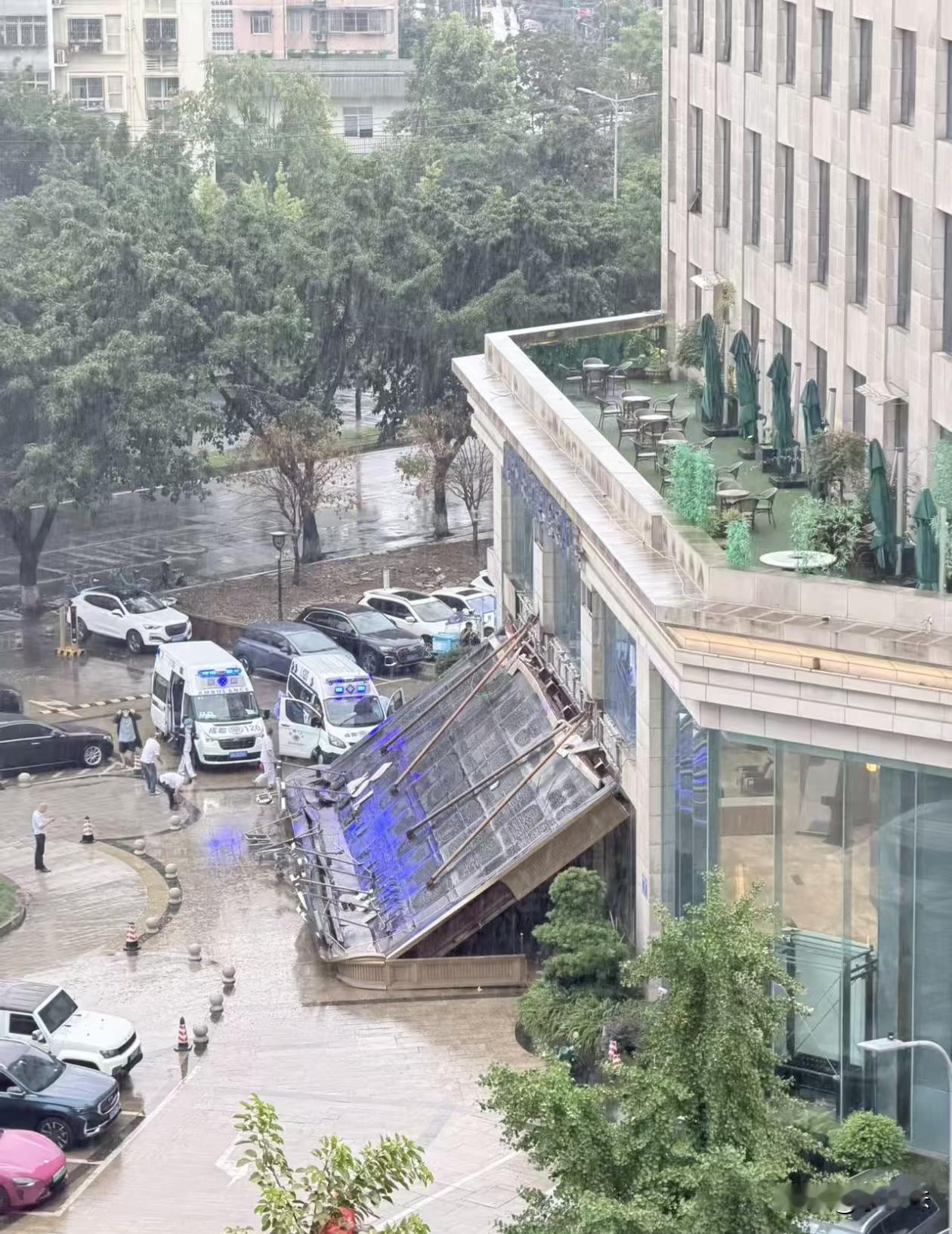 大雨天气一定要注意头上的支架