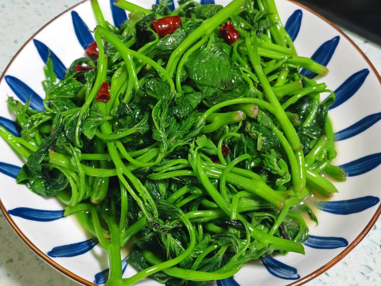 谁能认识这是什么菜？十里不同风，百里不同俗，中午在同学家吃饭，发现桌上居然