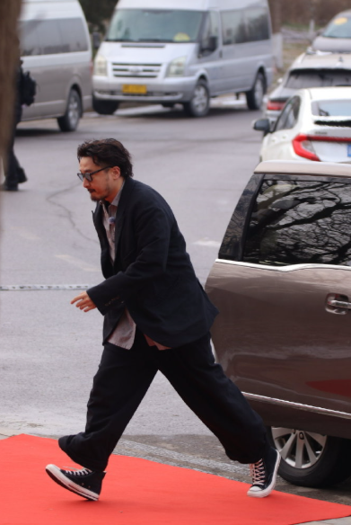 王传君这次红毯造型绝了!像从山林潇洒走出，凌乱卷发搭深灰外衫，摒弃繁杂，尽显自在