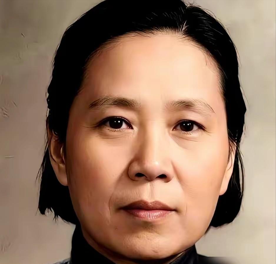 南昌起义会昌血战，陈赓膝盖骨重伤倒地，藏在死人堆里佯装牺牲。17岁的女兵杨庆兰