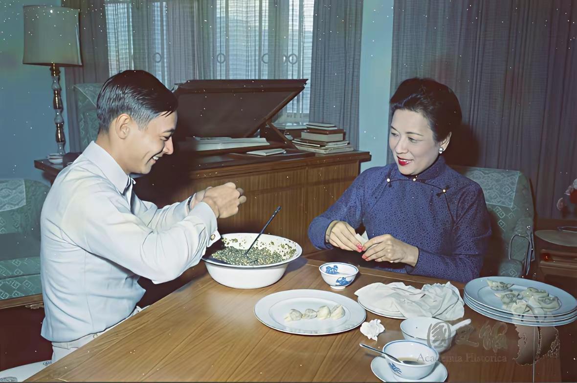 这是1970年代，台湾士林官邸，大家看看，宋美龄和蒋经国的三儿子蒋孝勇在一起，这