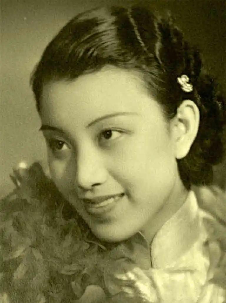 1974年，62岁的蒋梅英被男警员周荣鹤紧紧搂在怀中强吻，她把这件事情告诉儿子，