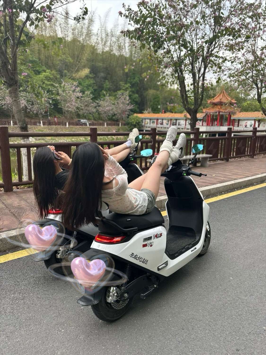 带表妹出去玩了下回来让她好好上班打票不要天天想着出去玩