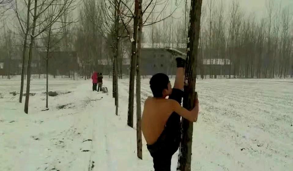 陈星在青岛公园教棍法,两年带出两百多人。没人给钱,他自掏腰包买棍子,天不亮就到