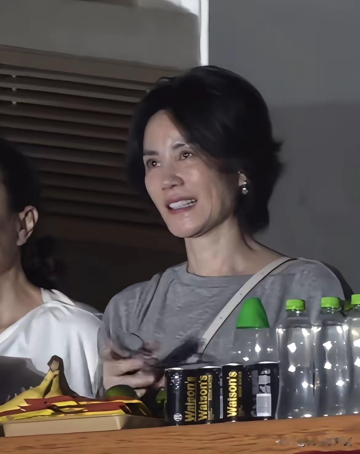 王菲给那英的演唱会去站台，她穿着件灰色T恤坐在包厢里，还真有点让人意外。她脸