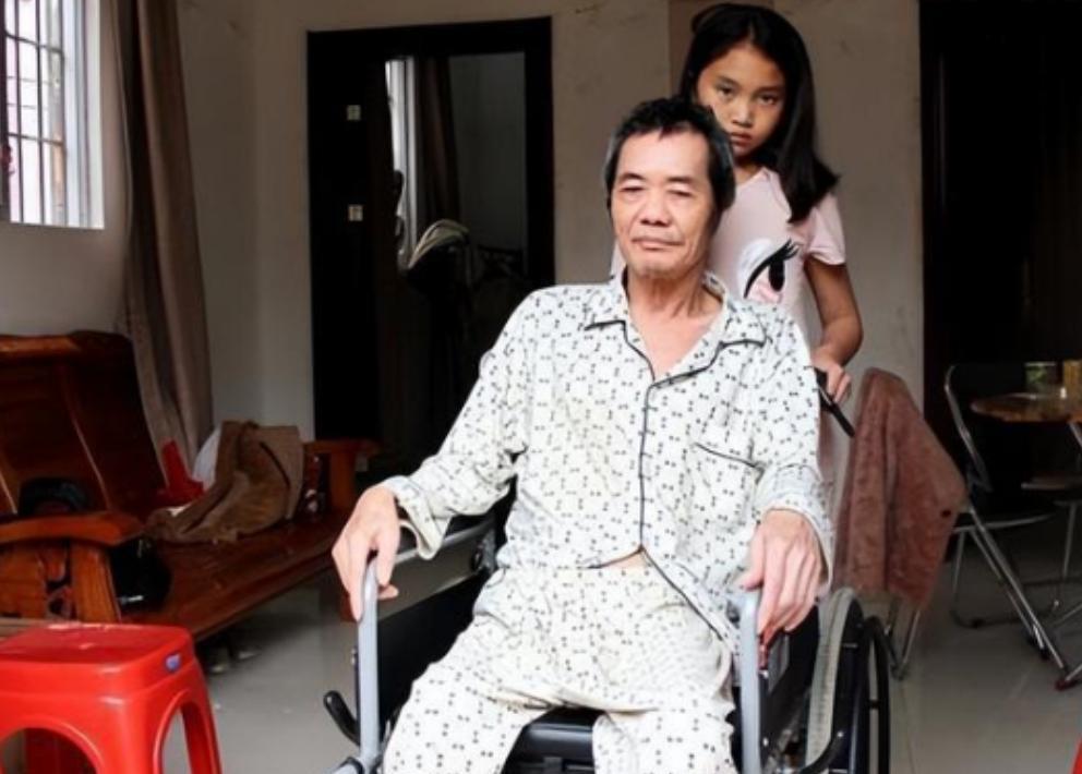 2006年一男子在医院陪护流产的妻子，谁知在病房外抽烟时，意外发现一名女弃婴，他
