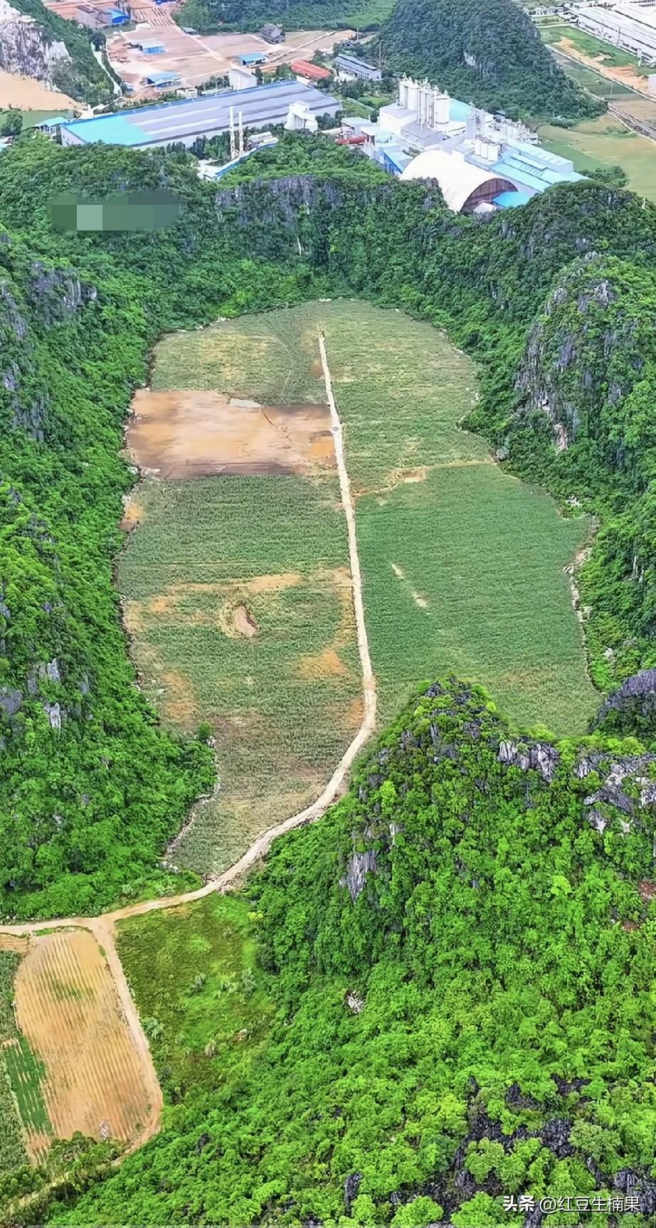 这个地方完全是一个天然的城堡，也可以说是一个世外桃源、因为环境优美，四周都是小山