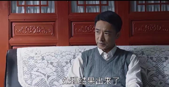 “我问老爸，中戏表演系主任王鑫，为什么连年都不过了就要急着投案自首？？​老爸喝