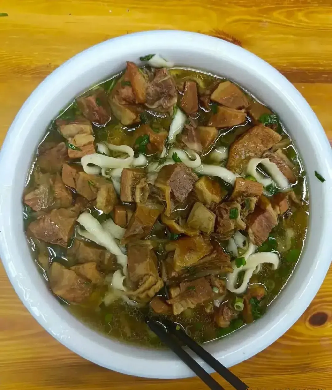 这个牛肉面到底正不正宗，牛肉分量足​​