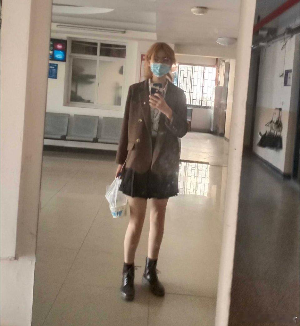 “谁曾想，大一的时候穿成这样就是下楼买个饭”