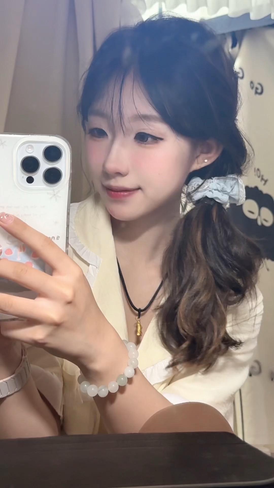 经常有人问我 你是怎么做到这么可爱的哎，对此我也很无奈 只能说是天生萌...