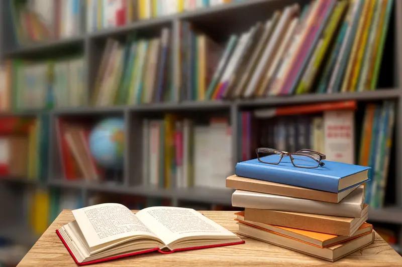 最近天津一位历史系王博士火了，原因竟是他家满屋子堆到天花板的书。从客厅到走廊，过