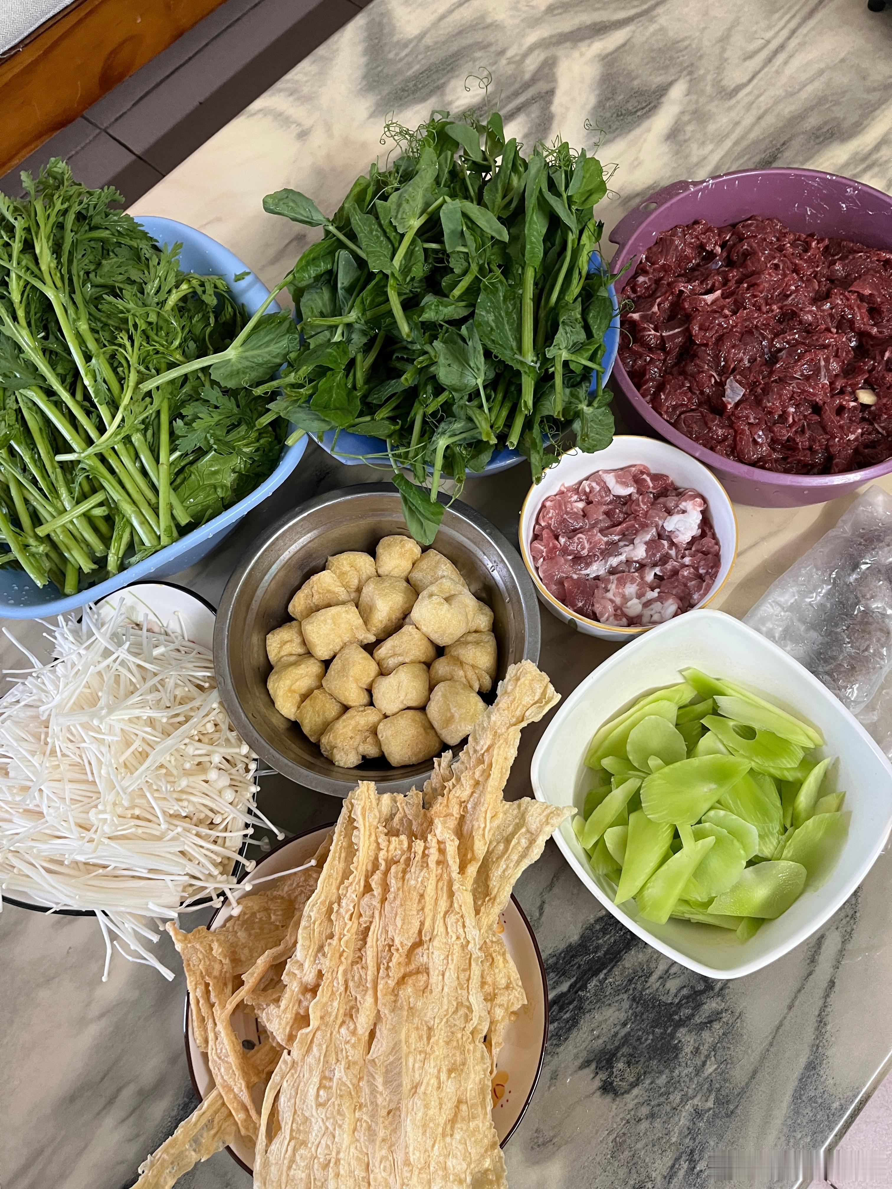 吃火锅了，在妯娌这里吃的，早上她问我要不要过来吃火锅，我说好，配菜我买的，老大中