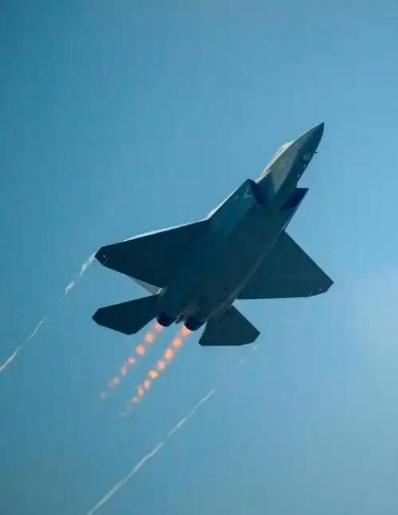 任何一个国家的四代机都可以击落中国的五代机歼20，而美国不但找到了歼20的弱点，